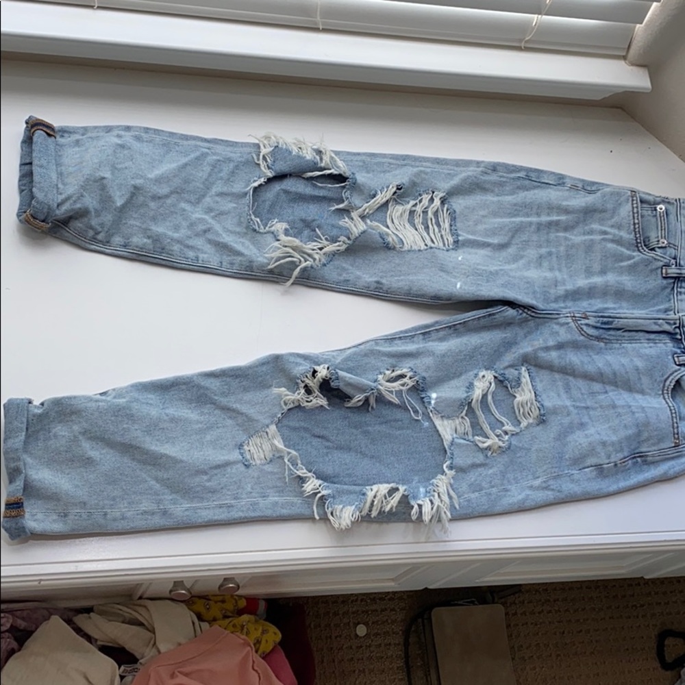 AMERICAN EAGLE high waisted mom jean ripped